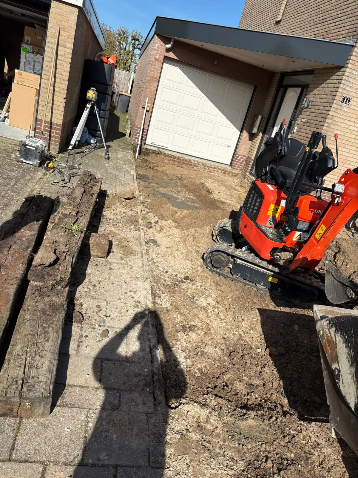 Oprit uitgraven met de minigraver